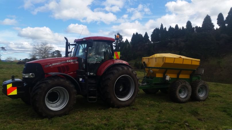 Case IH Puma 215 pulling fert