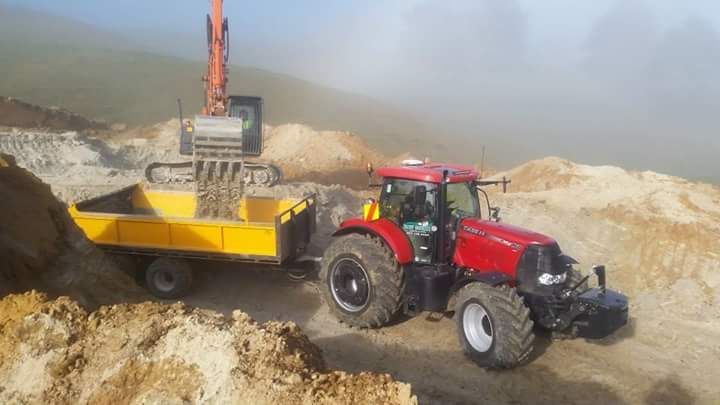 Case IH Puma 215 loading trailer