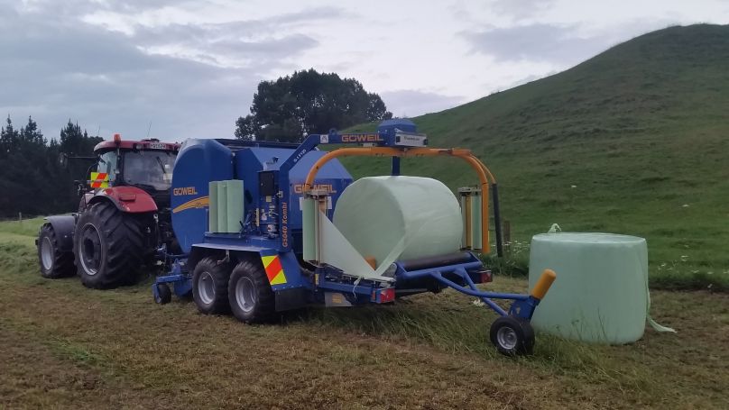 Case IH Puma wrapping bales